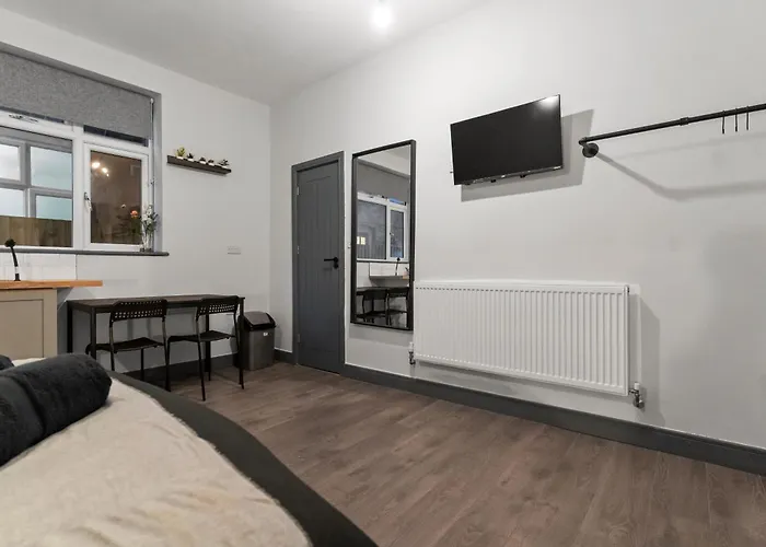 Cheerful Moseley Studio - 2