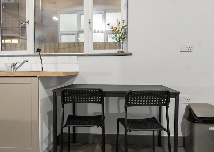 Cheerful Moseley Studio - 2