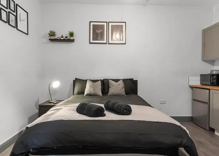 Cheerful Moseley Studio - 2